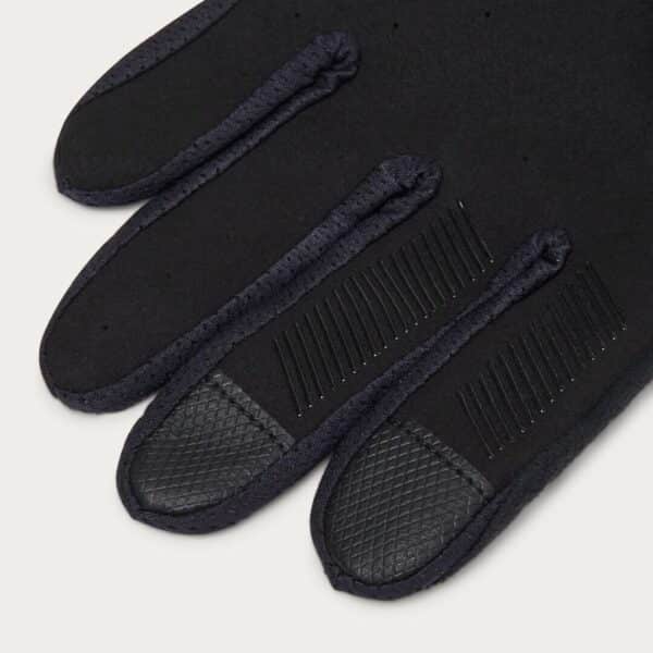 כפפות רכיבה אוקלי שחור OAKLEY ALL MOUNTAIN MTB GLOVE אצבעות צד שמאל מקרוב