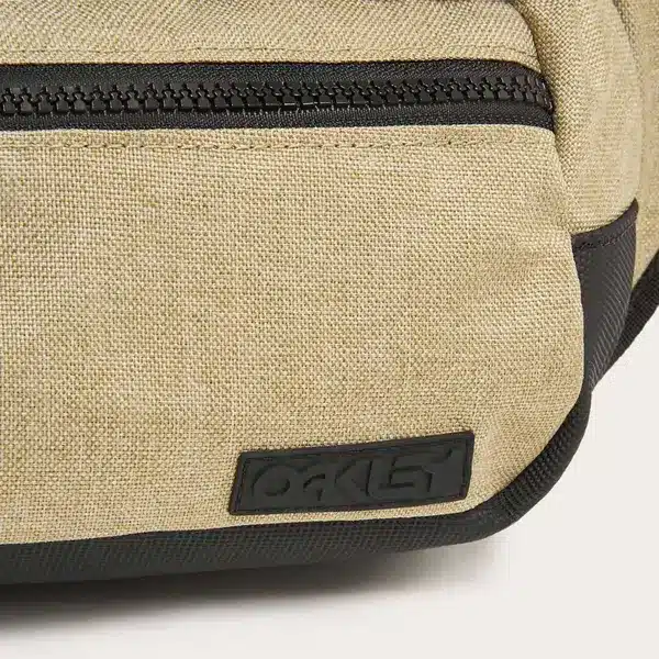 פאוץ אוקלי בז' OAKLEY TRANSIT BELT BAG לוגו אוקלי מקרוב