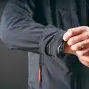 מעיל רכיבה שחור LEATT ADV FLOWTOUR דוגמן מראה את הסוגר ביד