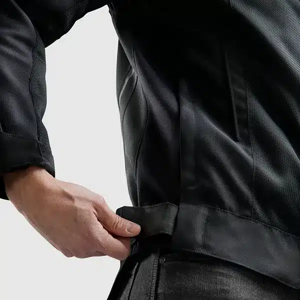 אזורי התאמה בידיים ובמותניים – מאפשרים כוונון מדויק של הגזרה.