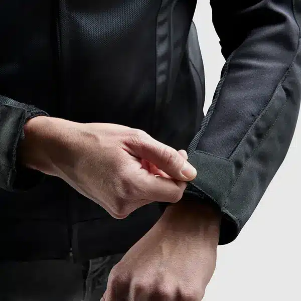 אזורי התאמה בידיים ובמותניים – מאפשרים כוונון מדויק של הגזרה.