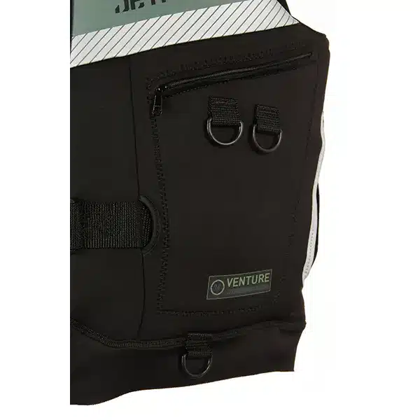 אפוד Jetpilot Venture Mens Neo Vest מבט קדמי מבט אחורי על ידית Rescue Handle בגב האפוד תקריב על רוכסן קדמי ואבזם בטיחות תקריב על לוגו Jetpilot ותפרי הניאופרן