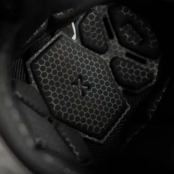 מבט על הריפוד הפנימי – בד נושם, אנטי־אלרגני ומעוצב בטכנולוגיית 3D.