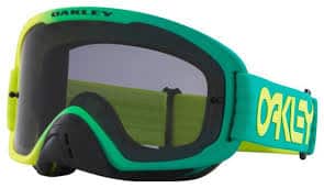 משקפי Oakley O Frame 2.0 Pro MX B1B Retina Celeste מבט קדמי עם עדשת Clear מבט צד על מסגרת בצבע Retina Celeste תקריב על רצועת Oakley עם הדפס B1B קלאסי מבט אחורי על שכבת פנים Triple-Layer Face Foam