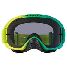 משקפי Oakley O Frame 2.0 Pro MX B1B Retina Celeste מבט קדמי עם עדשת Clear מבט צד על מסגרת בצבע Retina Celeste תקריב על רצועת Oakley עם הדפס B1B קלאסי מבט אחורי על שכבת פנים Triple-Layer Face Foam