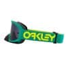 תקריב על רצועת Oakley עם הדפס B1B קלאסי