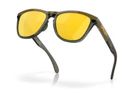 מבט צד על מסגרת O Matter® בגוון Dark Brush תקריב על לוגו Oakley בזרוע המשקפיים מבט אחורי על עדשות Prizm 24K Polarized בגוון זהוב