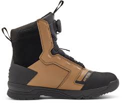 מגפי Fox Defend ADV Boot מבט צד מלא תקריב על מערכת האבזמים האלומיניום מבט אחורי על אזור הקרסול עם מגן TPU סוליית גומי כפולה של מגפי Fox Defend ADV