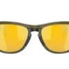מבט צד על מסגרת O Matter® בגוון Dark Brush תקריב על לוגו Oakley בזרוע המשקפיים מבט אחורי על עדשות Prizm 24K Polarized בגוון זהוב