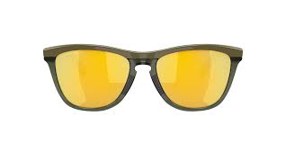 מבט צד על מסגרת O Matter® בגוון Dark Brush תקריב על לוגו Oakley בזרוע המשקפיים מבט אחורי על עדשות Prizm 24K Polarized בגוון זהוב