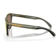 מבט צד על מסגרת O Matter® בגוון Dark Brush תקריב על לוגו Oakley בזרוע המשקפיים מבט אחורי על עדשות Prizm 24K Polarized בגוון זהוב