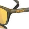מבט צד על מסגרת O Matter® בגוון Dark Brush תקריב על לוגו Oakley בזרוע המשקפיים מבט אחורי על עדשות Prizm 24K Polarized בגוון זהוב