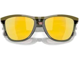 מבט צד על מסגרת O Matter® בגוון Dark Brush תקריב על לוגו Oakley בזרוע המשקפיים מבט אחורי על עדשות Prizm 24K Polarized בגוון זהוב