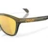 מבט צד על מסגרת O Matter® בגוון Dark Brush תקריב על לוגו Oakley בזרוע המשקפיים מבט אחורי על עדשות Prizm 24K Polarized בגוון זהוב