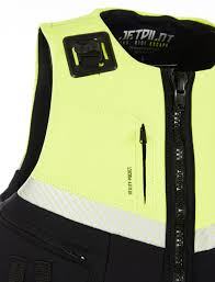 תקריב על לוגו Jetpilot וחומר הניאופרן Quick-Dry