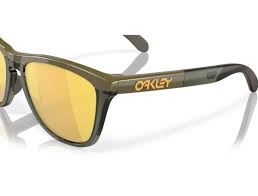 מבט צד על מסגרת O Matter® בגוון Dark Brush תקריב על לוגו Oakley בזרוע המשקפיים מבט אחורי על עדשות Prizm 24K Polarized בגוון זהוב