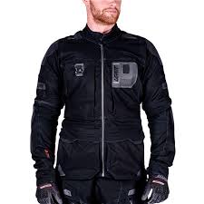 תקריב על מיגוני CE Level 2 בכתף