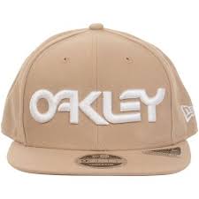 כובע Oakley Mark II Novelty Snapback מבט קדמי תקריב על לוגו Oakley Mark II בחזית מבט צד על מבנה 6 הפאנלים של הכובע מבט אחורי על סגירת Snapback המתכווננת