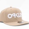 כובע Oakley Mark II Novelty Snapback מבט קדמי תקריב על לוגו Oakley Mark II בחזית מבט צד על מבנה 6 הפאנלים של הכובע מבט אחורי על סגירת Snapback המתכווננת