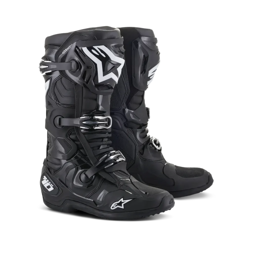 תמונה קדמית־צידית של מגפי Alpinestars Tech 10 שחור – זווית תלת־ממדית עם קליפסים וסמל המותג
