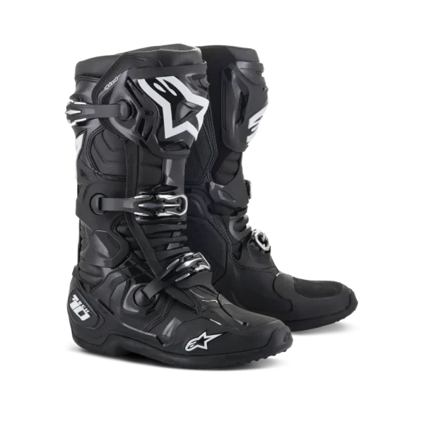 תמונה קדמית־צידית של מגפי Alpinestars Tech 10 שחור – זווית תלת־ממדית עם קליפסים וסמל המותג