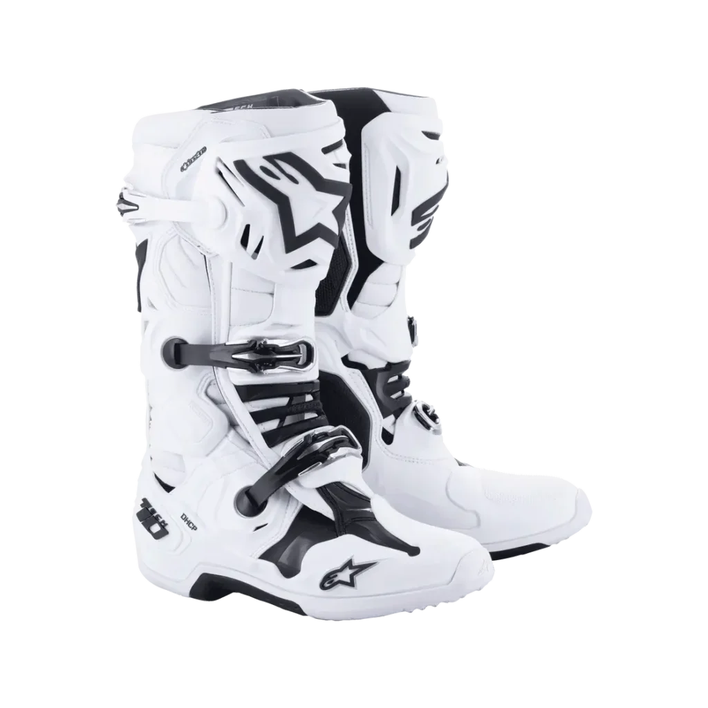 מגפי Alpinestars Tech 10 לבן – תצוגה תלת־ממדית קדמית־צידית עם קליפסים וסמל המותג