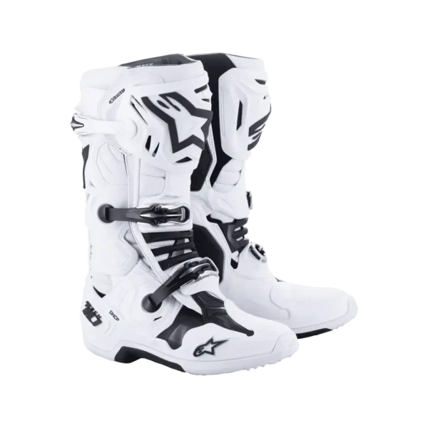 מגפי Alpinestars Tech 10 לבן – תצוגה תלת־ממדית קדמית־צידית עם קליפסים וסמל המותג