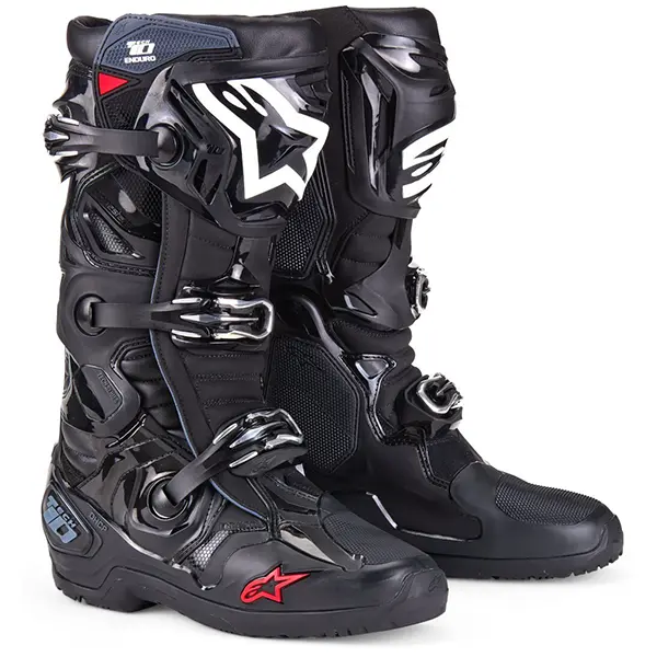 מגפי אנדורו שחורים Alpinestars Tech 10 – תצוגת זווית אלכסונית