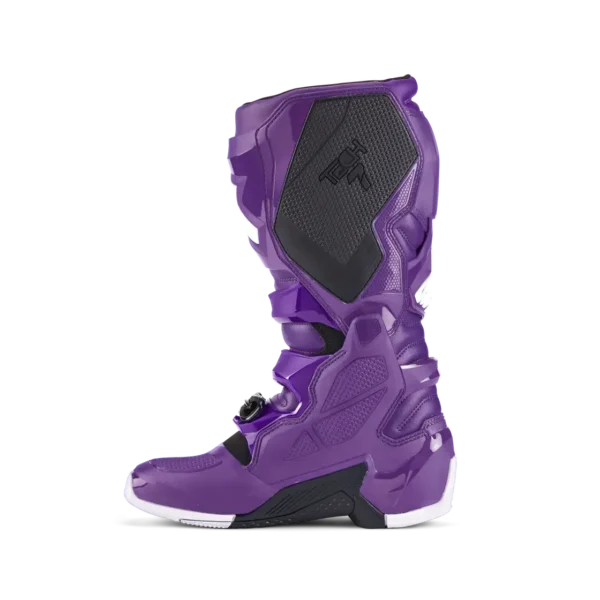 תמונה מהצד הפנימי של מגפי Tech 7 סגול/לבן – דגש על אזור הקרסול והגנה פנימית