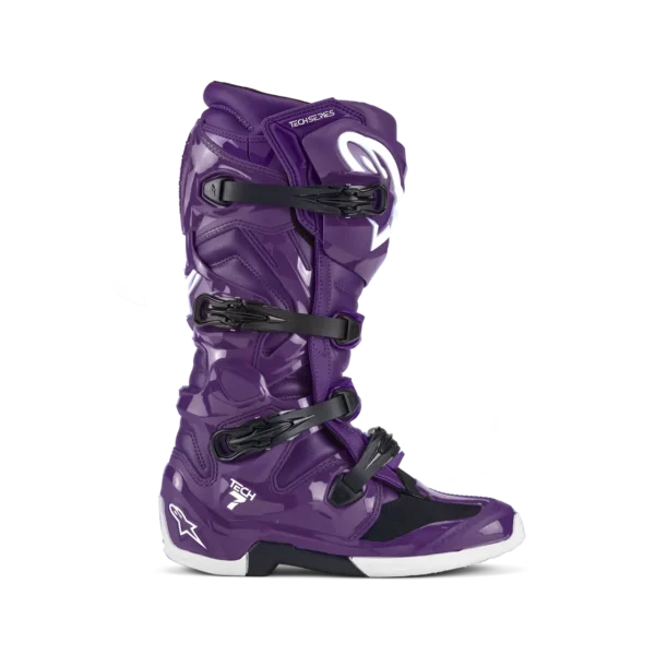 תמונה מהצד החיצוני של מגף Tech 7 בצבע סגול – כולל לוגו Alpinestars לבן