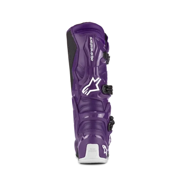 גב מגף Tech 7 בצבע סגול עם לוגו לבן וחתימת Tech Series