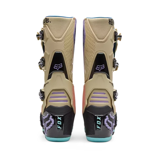 מגפי רכיבה פוקס מושן חום – FOX RACING MOTION HELLO FUTURE BOOT זוג מגפיים במבט מאחור