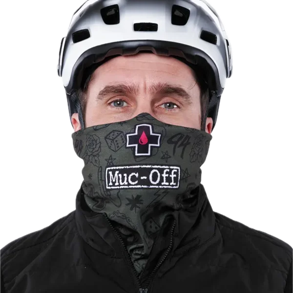 כיסוי פנים ירוק MUC-OFF LIGHTWEIGHT NECK GAITER מבט קדמי – בד קל ונושם עם לוגו MUC-OFF.