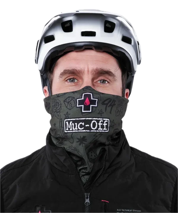 כיסוי פנים ירוק MUC-OFF LIGHTWEIGHT NECK GAITER מבט קדמי – בד קל ונושם עם לוגו MUC-OFF.