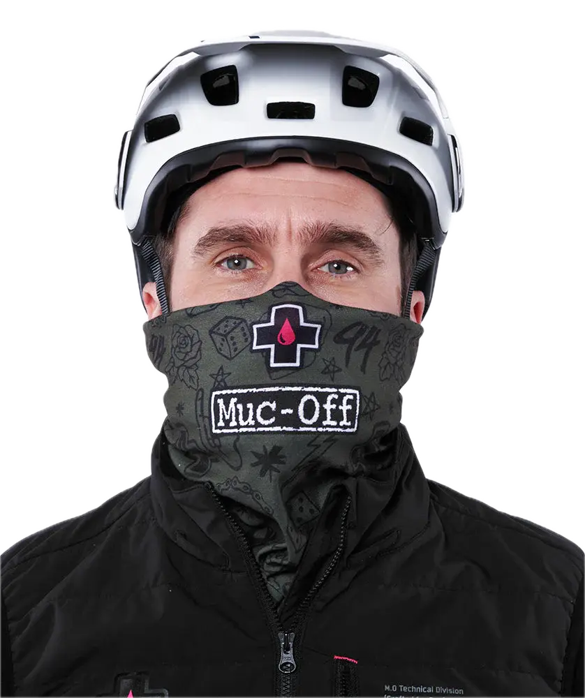 כיסוי פנים ירוק MUC-OFF LIGHTWEIGHT NECK GAITER מבט קדמי – בד קל ונושם עם לוגו MUC-OFF.