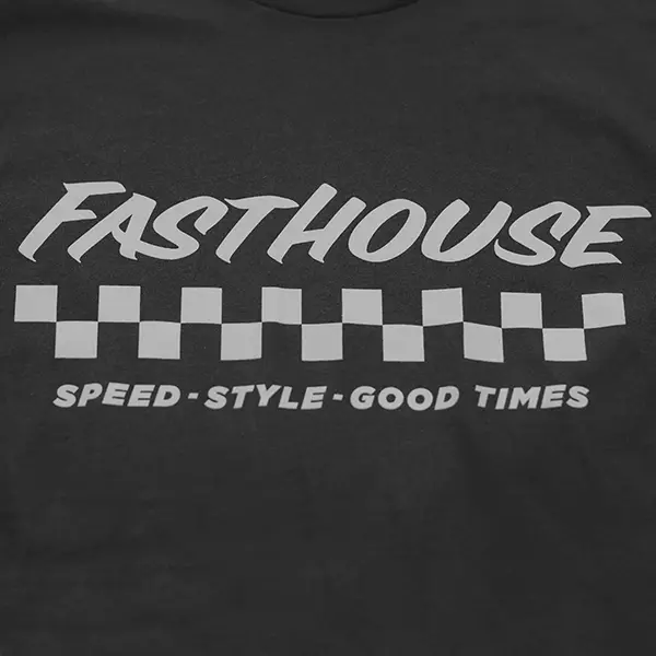 חולצת טי קצרה פסטהאוס גרפיט שחור – Fasthouse Apex SS Tee Graphite Black מקדימה לוגו מקרוב