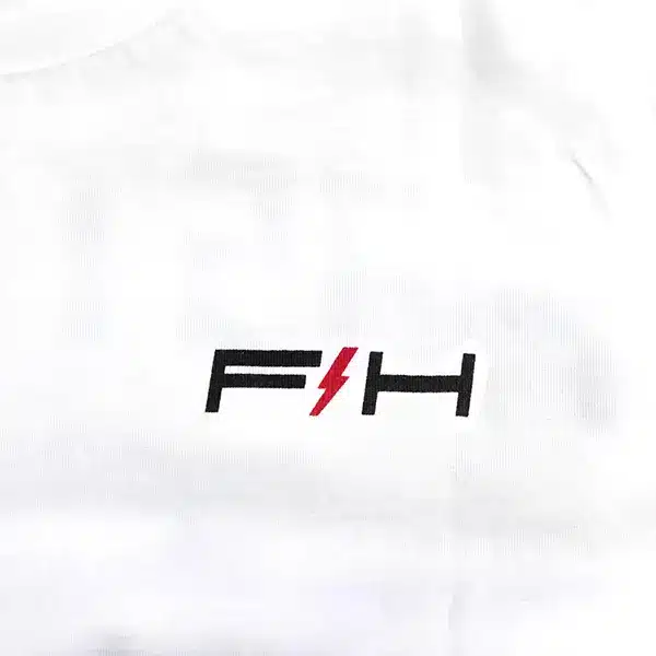 חולצת טי קצרה פסטהאוס לבן – Fasthouse Elevate SS Tee White לוגו מקדימה מקרוב