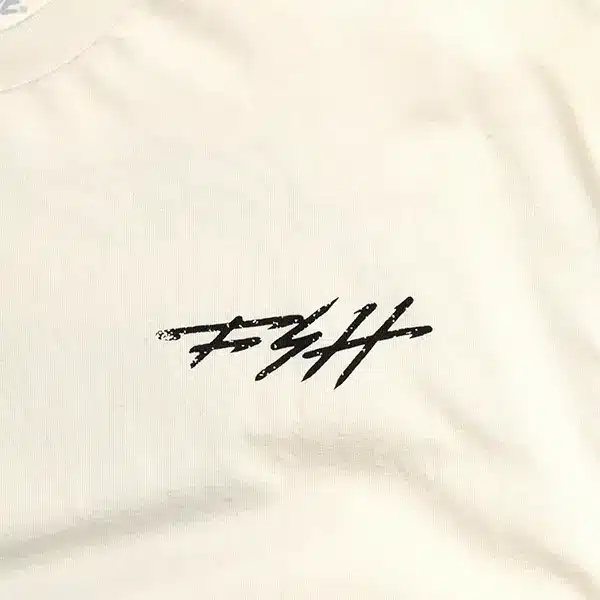 חולצת טי קצרה פסטהאוס טבעי – Fasthouse Hideout SS Tee Natural לוגו קדמי מקרוב