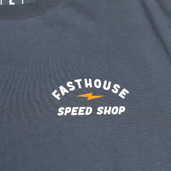 חולצת טי קצרה פסטהאוס כחול – Fasthouse Junction SS Tee Indigo מקדימה לוגו מקרוב