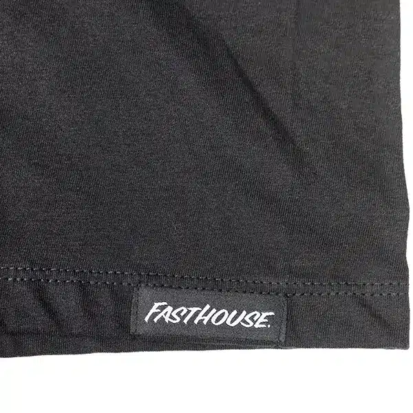 גופיית פסטהאוס שחור – Fasthouse Renown Tank Black מקדימה לוגו בתחתית מקרוב