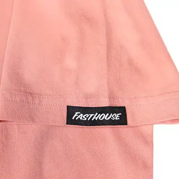 חולצת טי קצרה פסטהאוס ורוד פודרה – Fasthouse Renown SS Tee Dusty Pink לוגו ביד מקרוב