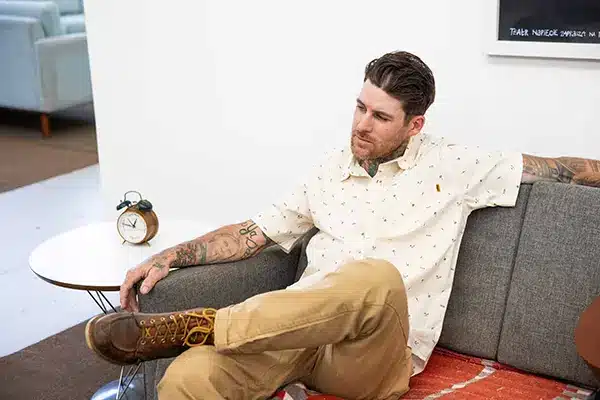 חולצה מכופתרת קצרה פסטהאוס גיר – Fasthouse Retrospect SS Button Up Chalk דוגמן יושב רגל על רגל