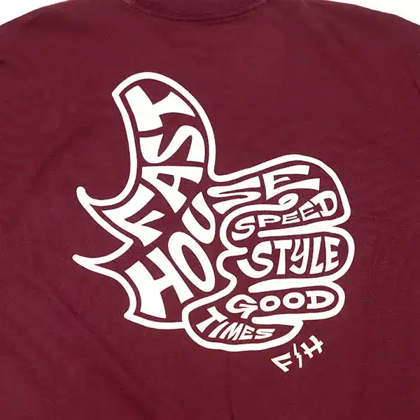 חולצת טי פסטהאוס בורדו – Fasthouse Satisfaction SS Tee Maroon לוגו מאחורה מקרוב