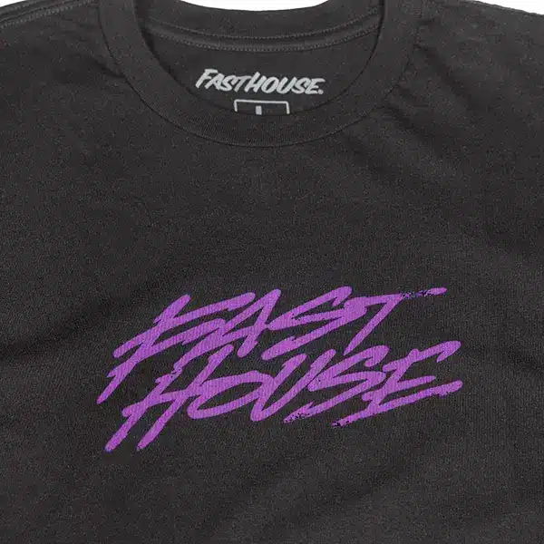 חולצת טי קצרה פסטהאוס שחור – Fasthouse Sound Check SS Tee Black לוגו מקדימה מקרוב