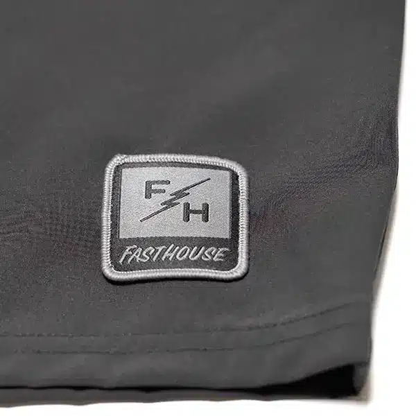 מכנס גלישה פסטהאוס שחור – Fasthouse Stealth 21" Boardshort Black לוגו מקדימה מקרוב
