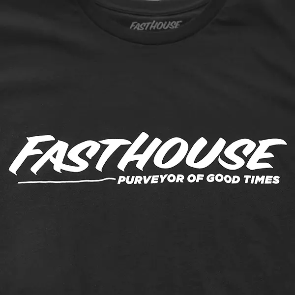חולצת טי קצרה פסטהאוס שחור – Fasthouse The Motto SS Tee Black מקדימה לוגו מקרוב