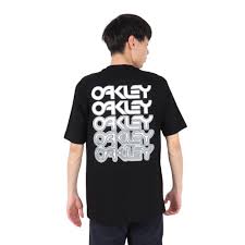 חולצת אוקלי מבט אחור על בן אדם