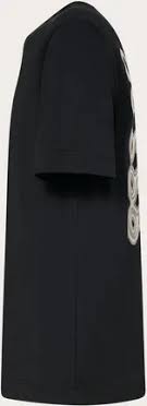 מבט צד על חולצת אוקלי