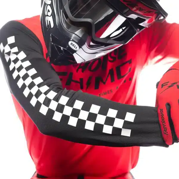 חליפת רכיבה פסטהאוס אדום שחור – Fasthouse Carbon Method Red/Black תקריב הגרפיקה