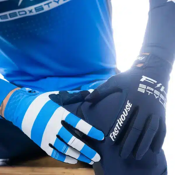 כפפות Fasthouse Elrod Ether Glove מבט קדמי מבט צד על כף היד הסינתטית Clarino® תקריב על סיליקון גריפ בקצות האצבעות עיצוב Ether עם לוגו Fasthouse על גב היד